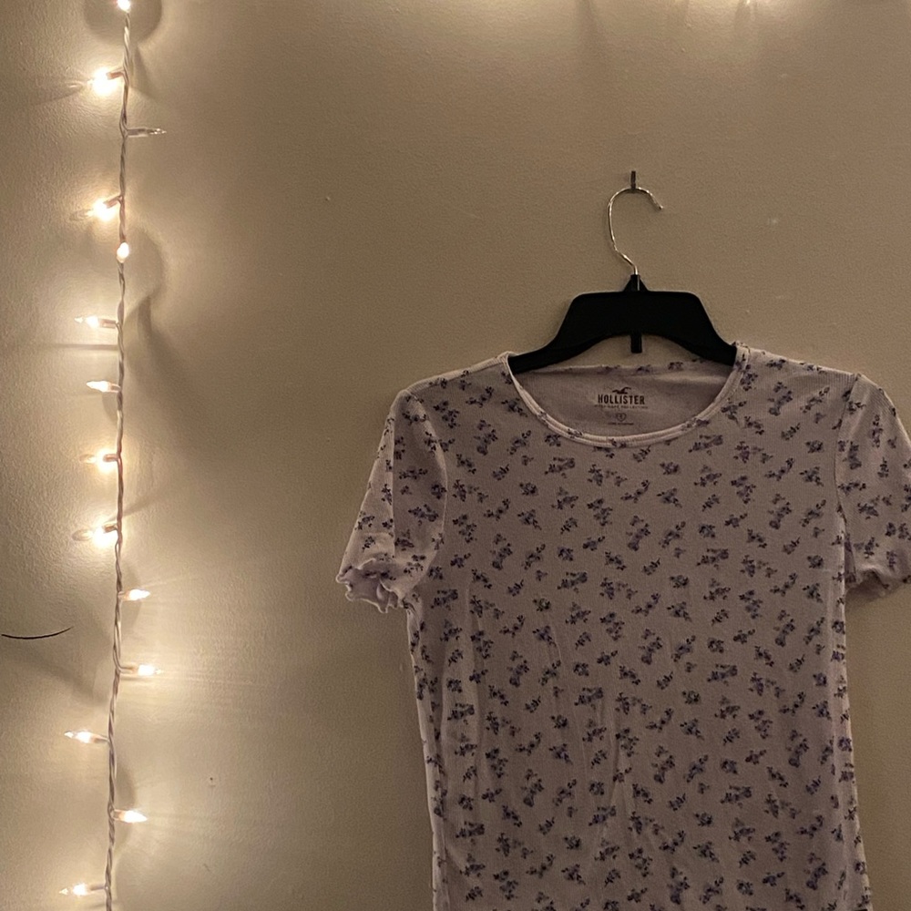 HOLISTER shirt SIZE SMALL plz help yo gurl out!!!